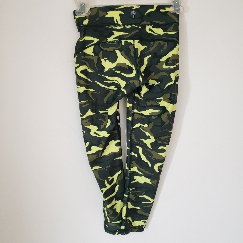 Human Performance Engineering Camo Print Capri Le… - image 5